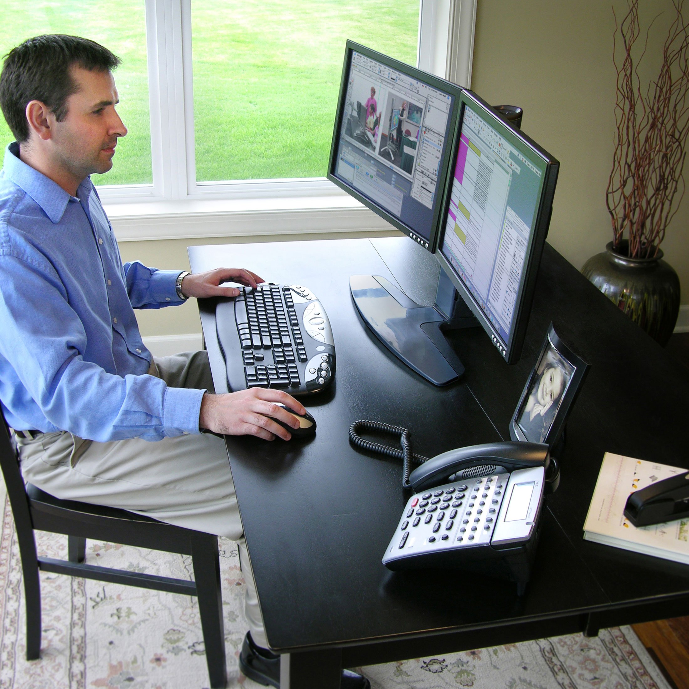 2 3 человека работающих на. Работа на компьютере. Компьютер в офисе. Сидит за компьютером в офисе. Рабочее место программиста в офисе.